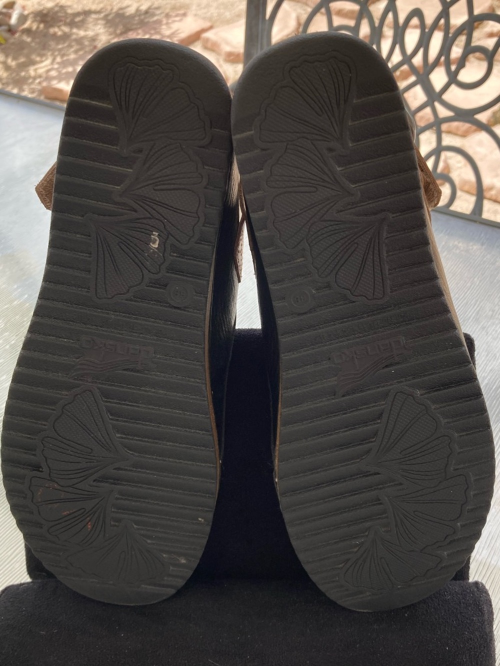 Dansko Merrin – Black Waxy Milled Velcro Backstrap Clogs 🖤 EUC 🖤 - Picture 9 of 9